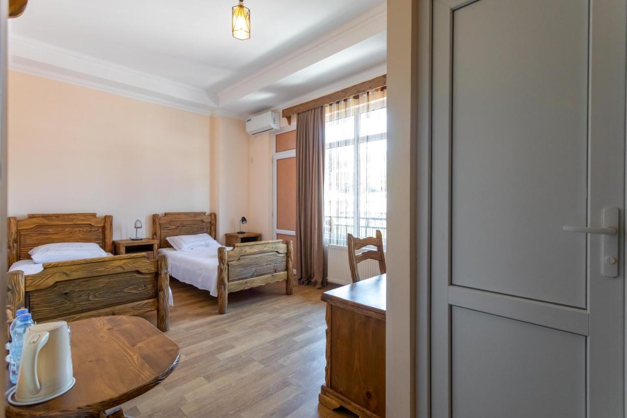 Hotel Phasis Koutaïssi Extérieur photo